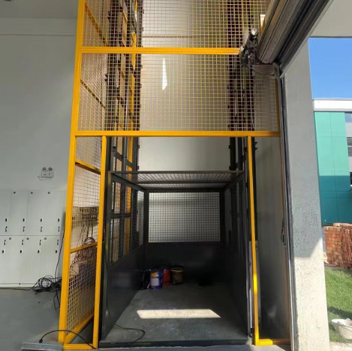 信丰导轨式升降机助力物流园破解运输难题