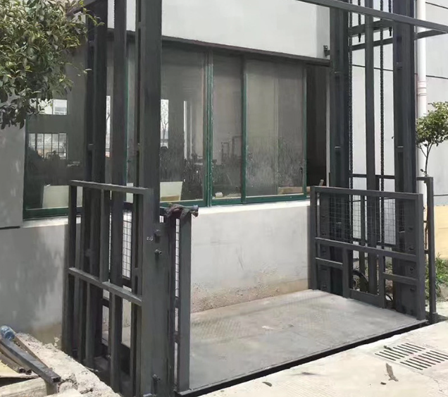 信丰导轨式施工升降机助力民生工程提速增效